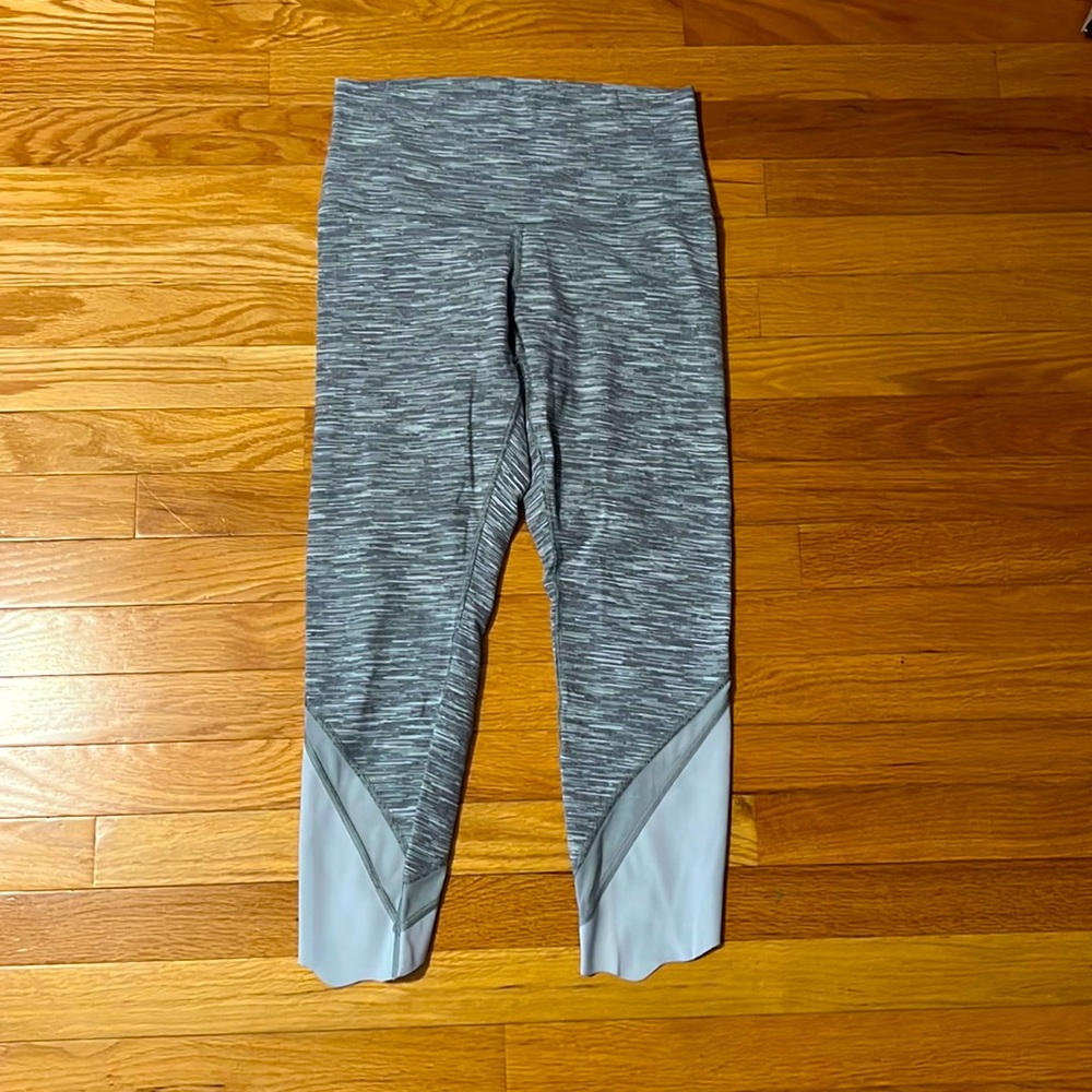 Lululemon high waist crop no dot but size 8 30% off bundles can be worn folded